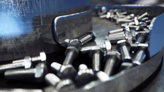 Fabricación de tornillos en taller industrial